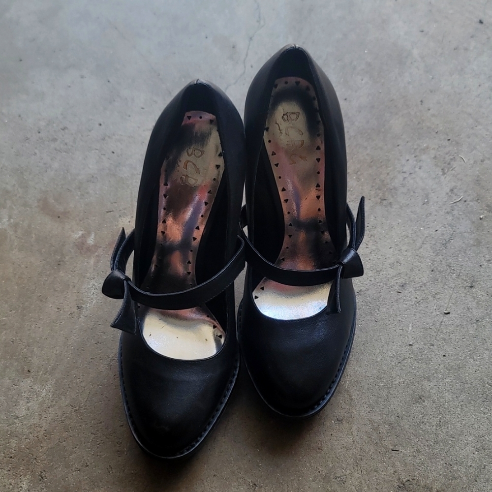 BCBG vintage pums, leather